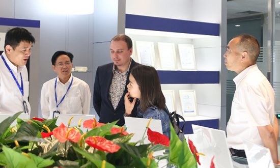 乌克兰院士亚历山大来z6com·尊龙传经送宝